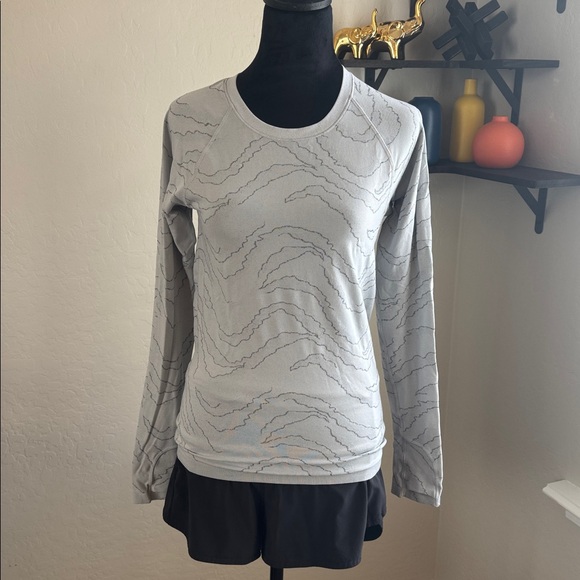 Athleta Light Gray Patterned Long Sleeve Momentum  Top - Picture 1 of 3